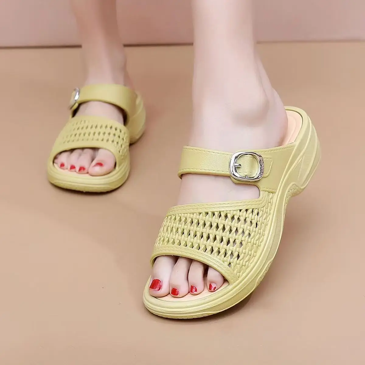 

Женские летние новые шлепанцы-сабо на танкетке для пляжа и улицы, с толстой подошвой, нескользящие, с открытым носком, водонепроницаемые, дышащие, домашние тапочки