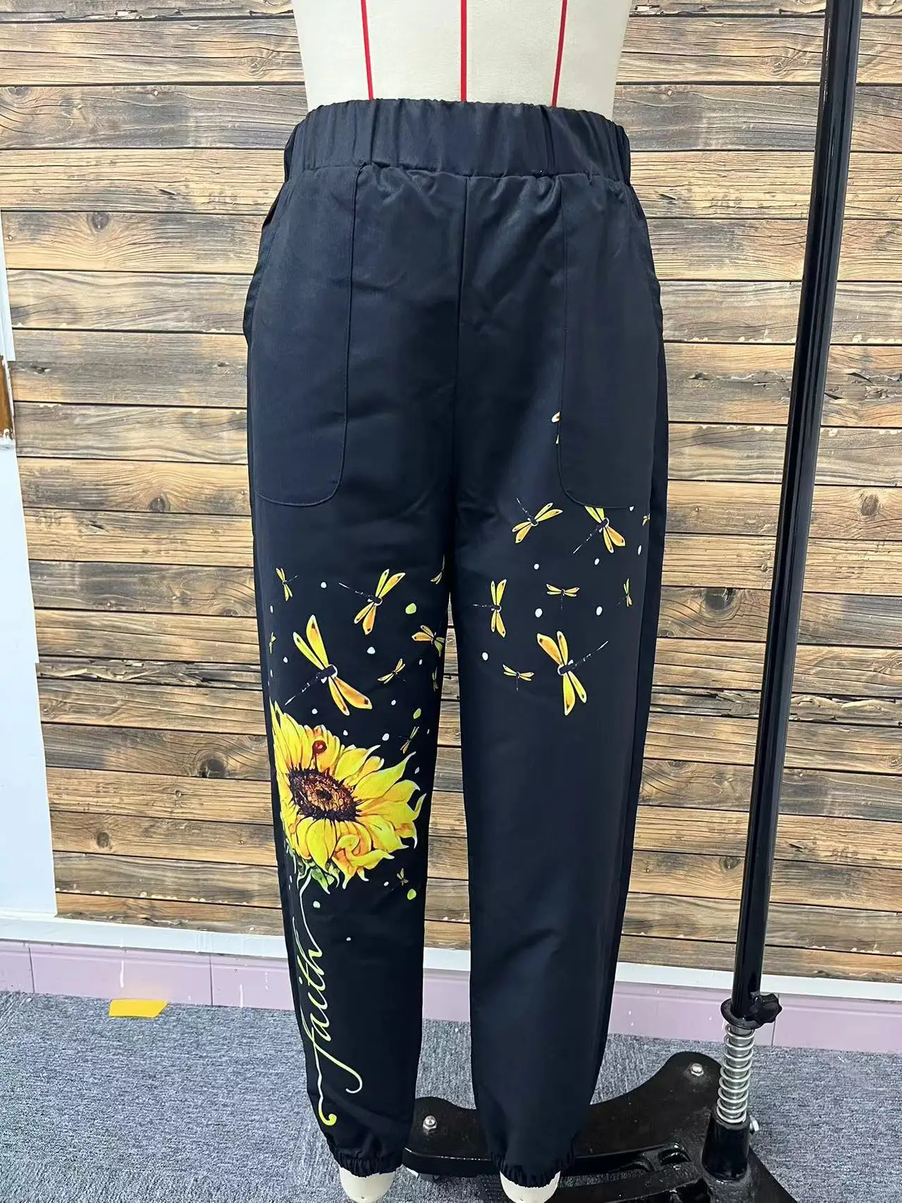 Nuova moda estiva di vendita calda versatile allentata casual stampata girasole elastico in vita pantaloni a nove punti per le donne
