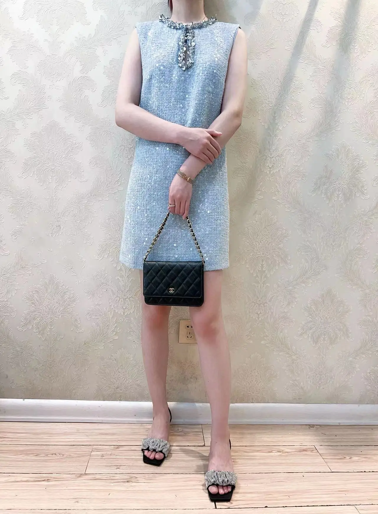 エレガントなアイボリーのスパンコールが輝く、Aラインの透かし彫りデザインのノースリーブガウン。女性用ポリエステル生地のパーティードレス。2024年春コレクション。