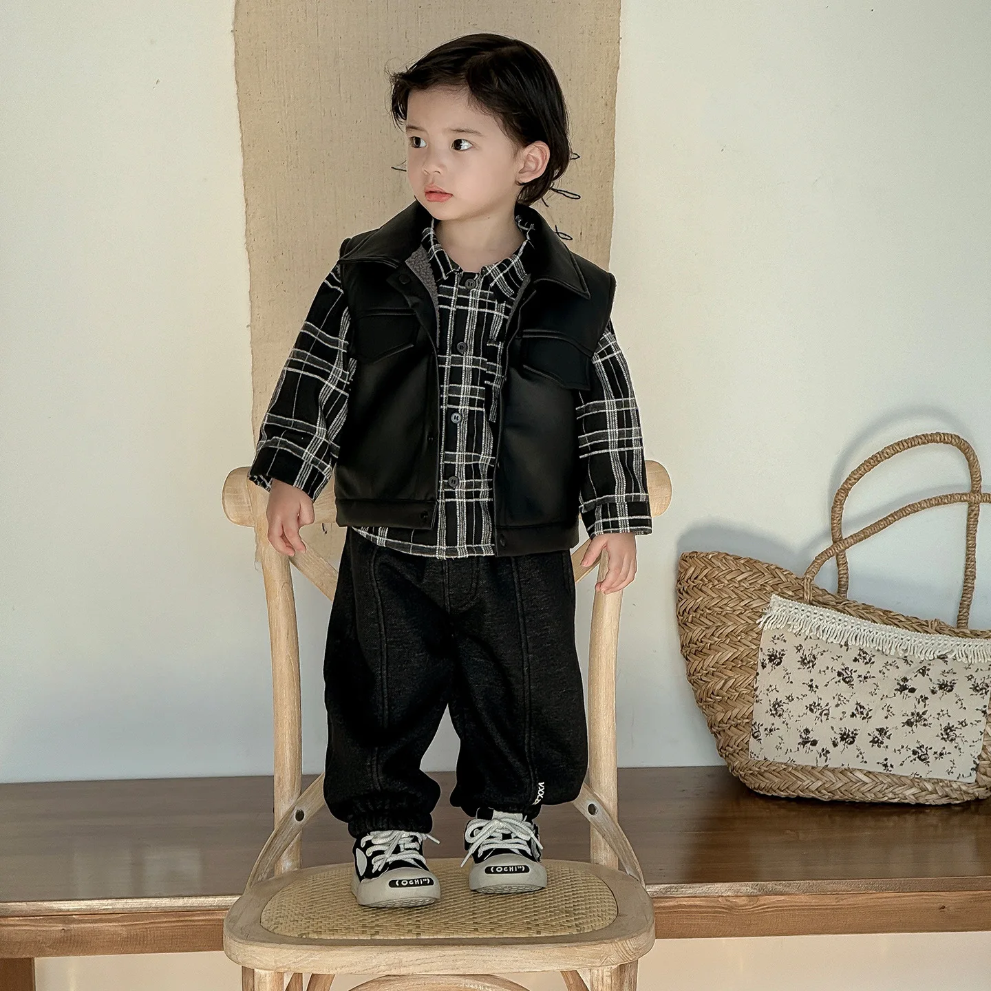 

Комплект одежды для маленьких мальчиков, зимний отложной воротник, кожаный жилет без рукавов для маленьких мальчиков, клетчатая рубашка для новорожденных мальчиков, однотонные штаны для маленьких мальчиков