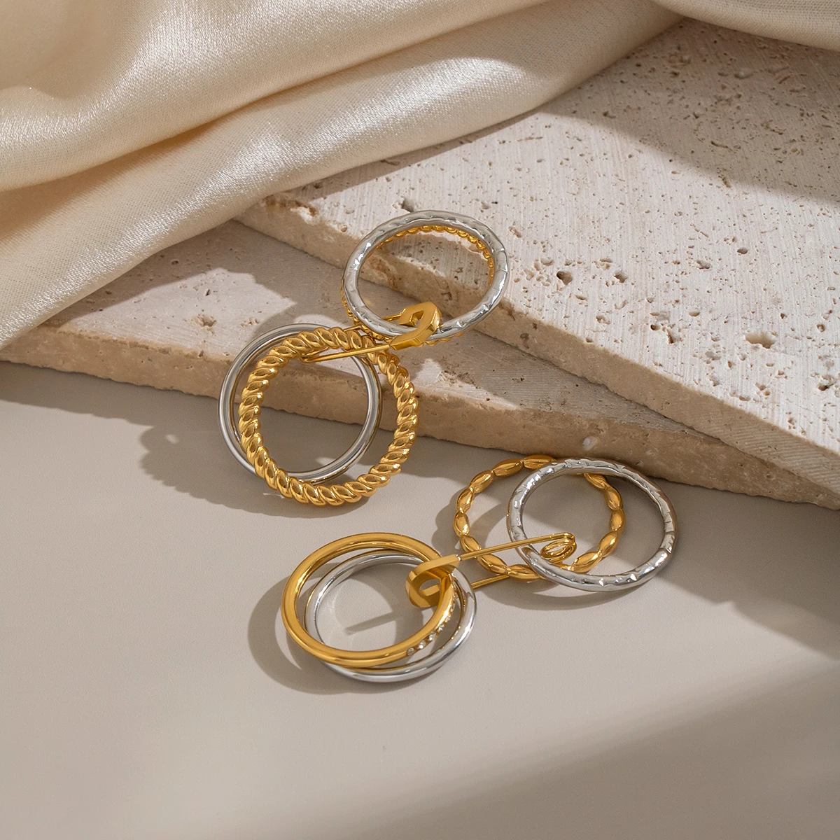 Miia Jewelry Zweifarbiger Stapelring aus Edelstahl, mehrschichtig, gedreht, mit Perlen und Zirkonia-Besatz für Damen – Detail 16