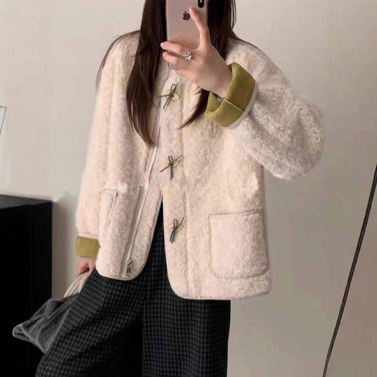 Casaco Feminino Casual Solto de Inverno 2025 com Gola Redonda, Jaqueta de Couro e Pele Integrada, Top de Algodão Confortável, Agasalho de Caimento Perfeito