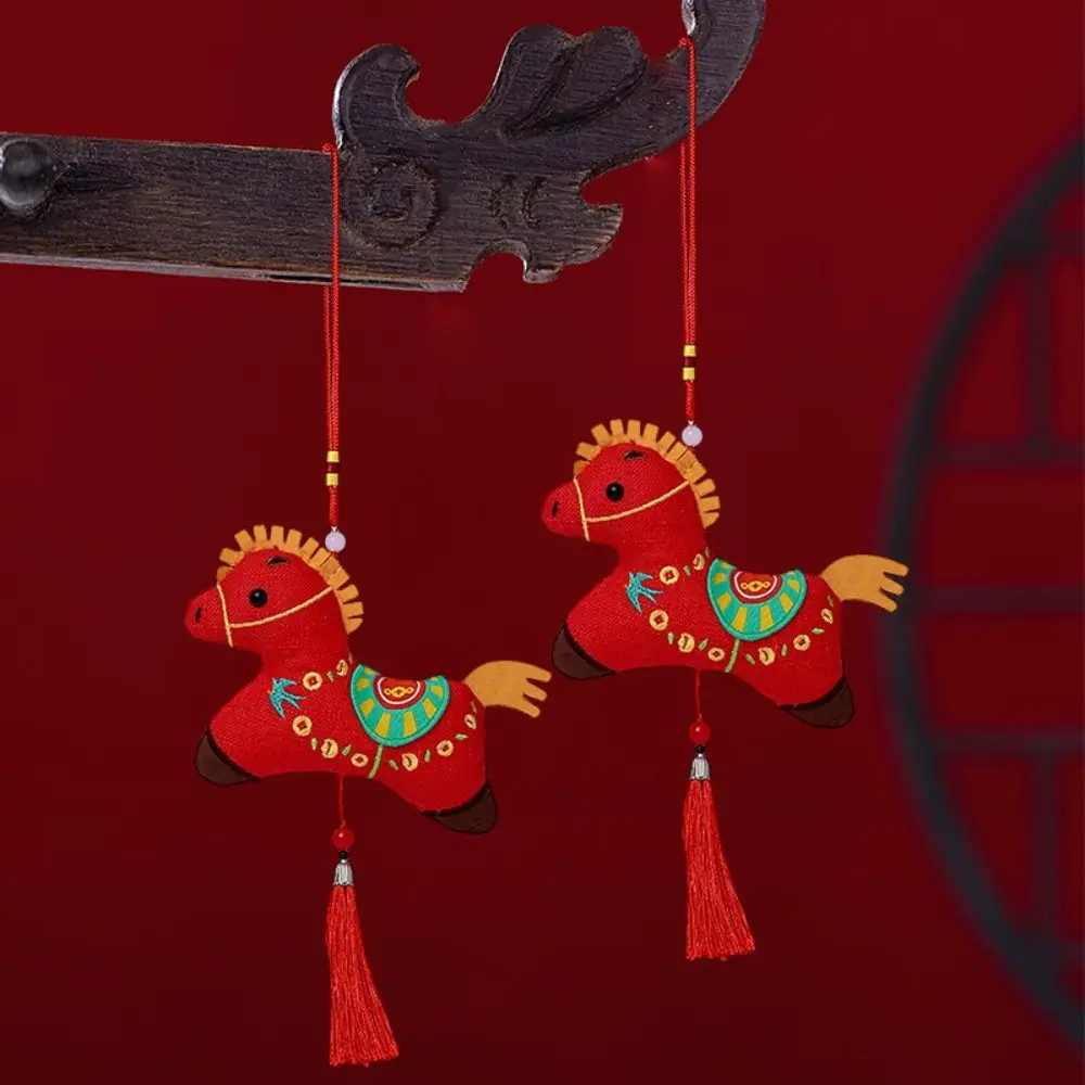 Tradicional dos desenhos animados cavalo recheado pingente vermelho sorte pônei boneca de pelúcia bordado bonito chinês zodíaco cavalo boneca decoração para casa