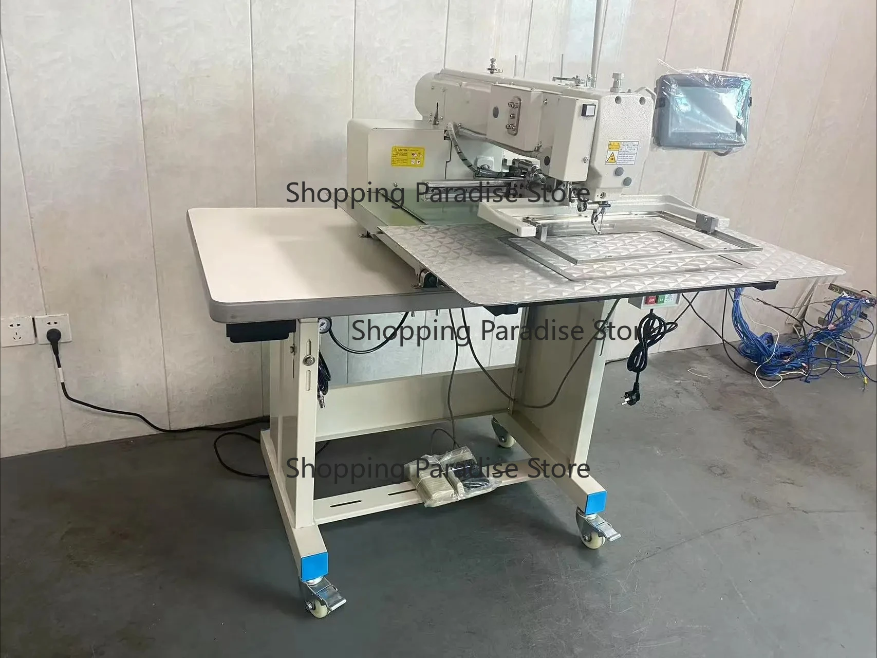 

YJC-3020 Промышленная автоматическая швейная машина для тканых кожаных чехлов на сиденья для автомобильных сидений с компьютерным рисунком и стальным двигателем