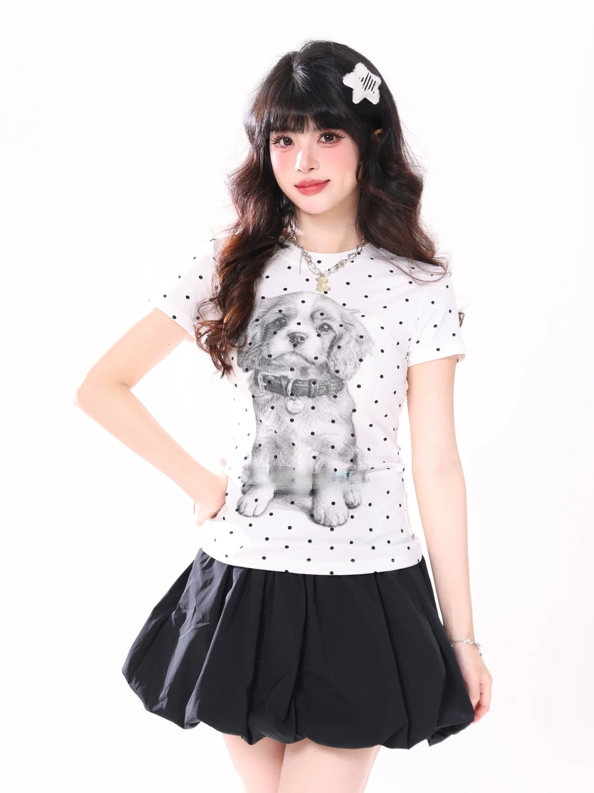 

Женская футболка с коротким рукавом в стиле ретро с американским принтом собаки и в горошек, приталенная, летняя, из хлопка и полиэстера, с круглым вырезом, для создания стильного и комфортного образа