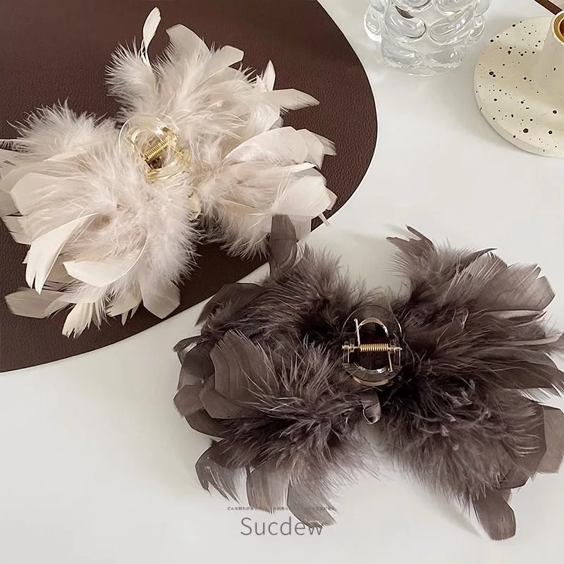 Retro feather hair clip for women big fur Shark clips girls fluffy large hairclip claw clip for thick hair fuzzy crab hairpin