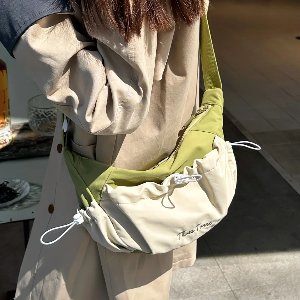 

2026, новая нейлоновая парусиновая женская сумка, контрастная, большая вместительная сумка через плечо с вышивкой букв, трендовая сумка через плечо на одно плечо