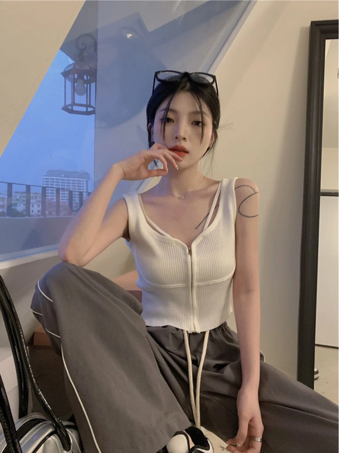 

Сексуальный женский укороченный топ без рукавов на молнии с V-образным вырезом, дышащий, удобный, из полиэстера, летняя новинка