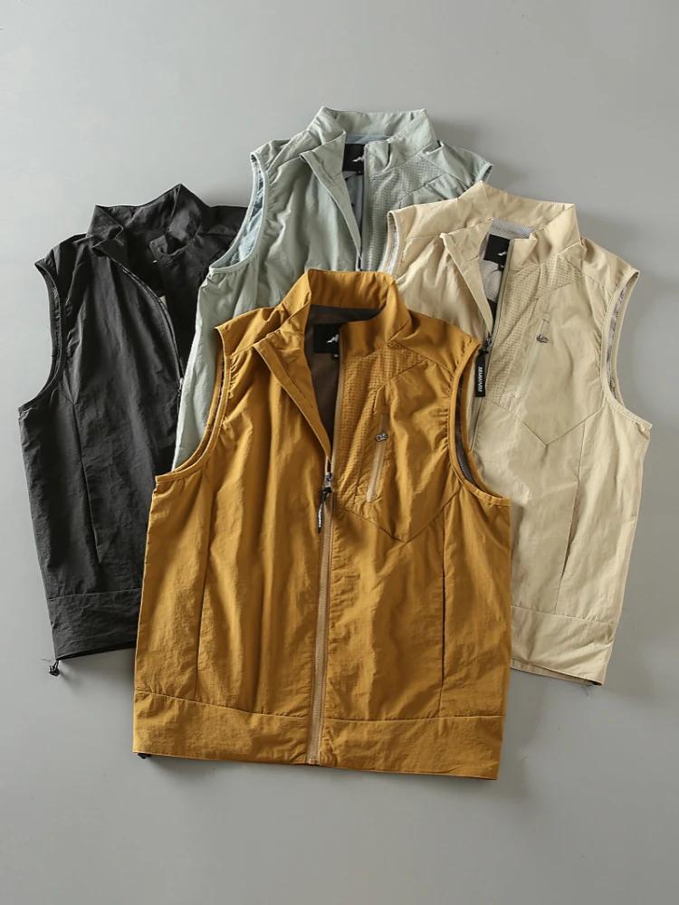 

Новая мужская спортивная жилетка для активного отдыха весна-лето: дышащая, с воротником-стойкой, множеством карманов, на молнии