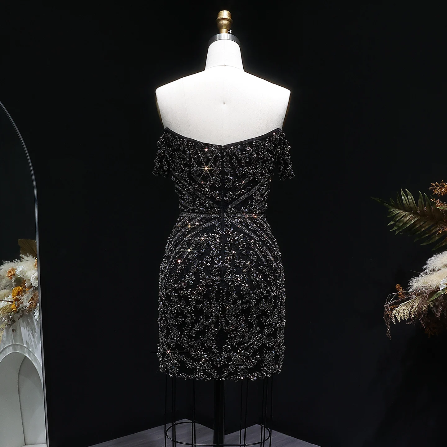 Sharon Said Schwarzes schulterfreies Kleid mit tiefem V-Ausschnitt und schweren Perlenverzierungen, kurzes Cocktailkleid für Abschlussball und Party, Dubai, RM131, maßgeschneidert – Detail 11
