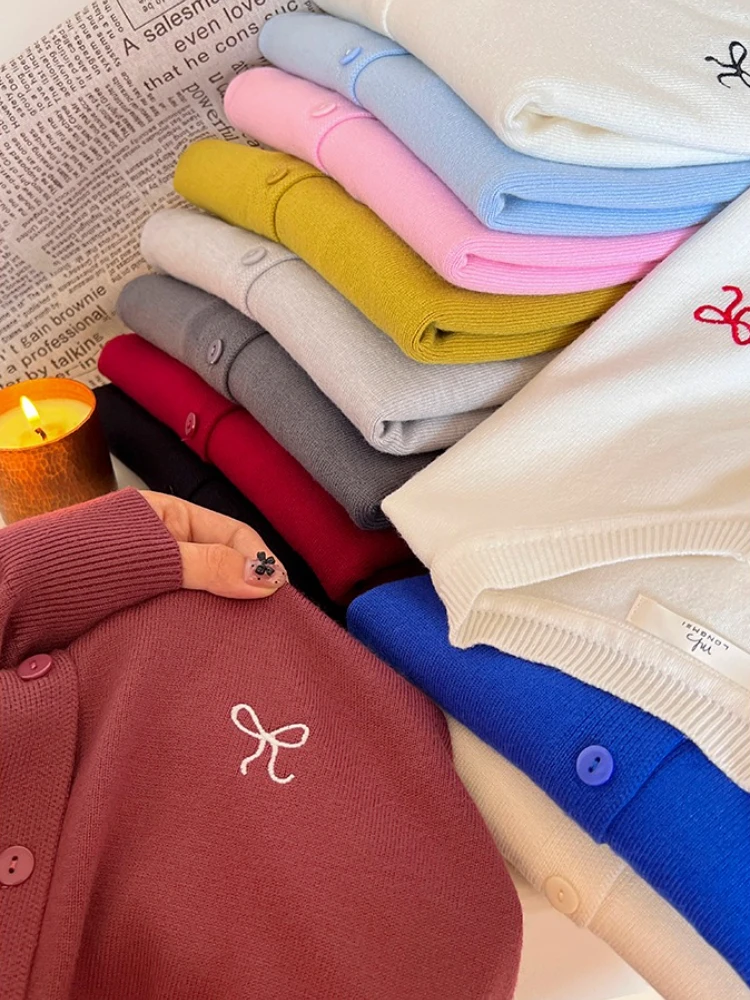 

Модные однобортные топы с круглым вырезом, корейский вязаный кардиган с бантом и вышивкой, женский 2022, осень-зима, однотонный свитер с длинными рукавами