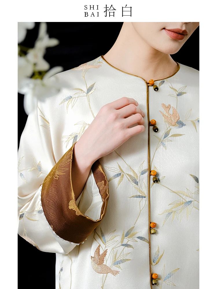 ibai Pi Blanc Nouvelle Veste Chinoise Brodée Motif Fleur de Prunier Couleur Aubergine Surface Satinée Texture Imitation Vinaigre