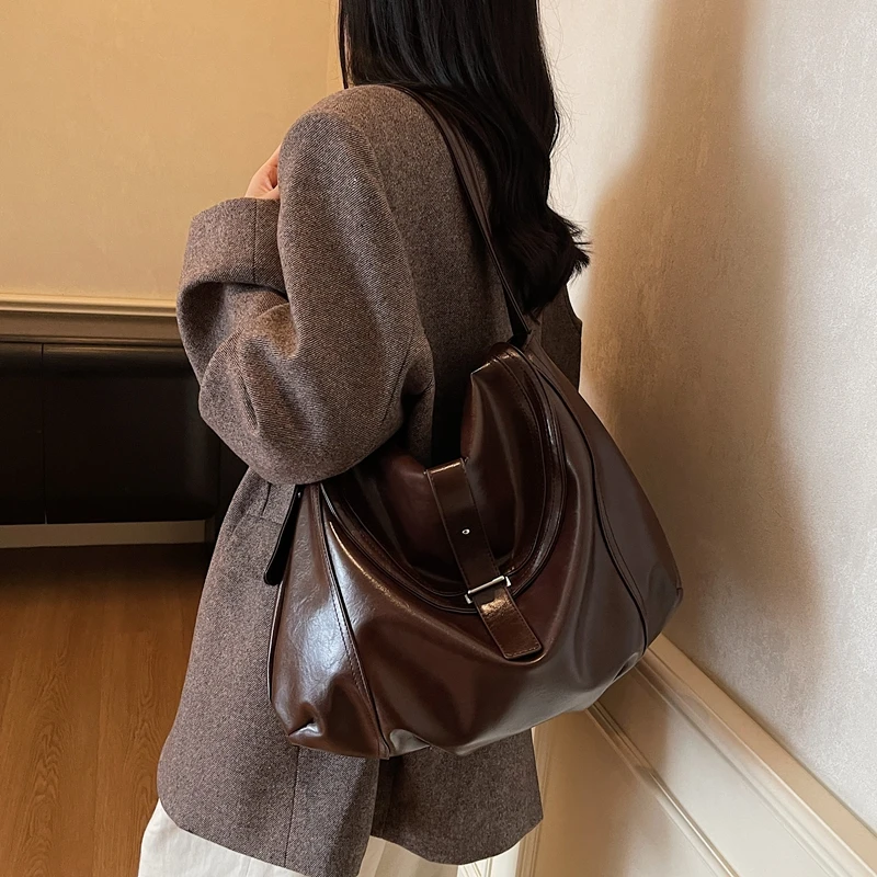 حقيبة ذات سعة كبيرة بتصميم مريح 2025 حقيبة كتف كروس متعددة الاستخدامات جديدة للتنقل اليومي حقيبة حمل جلدية ناعمة 3083JY