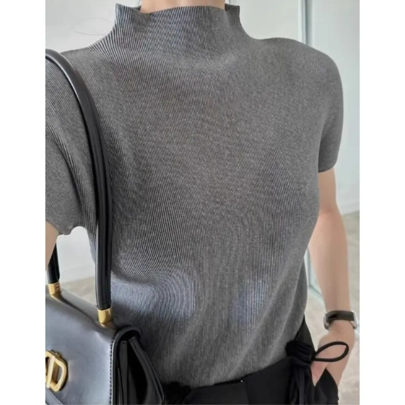 

Женский серый плиссированный облегающий вязаный топ с короткими рукавами и воротником-стойкой из мягкой ткани, модная повседневная одежда для повседневного использования, 2023 г., модный шик