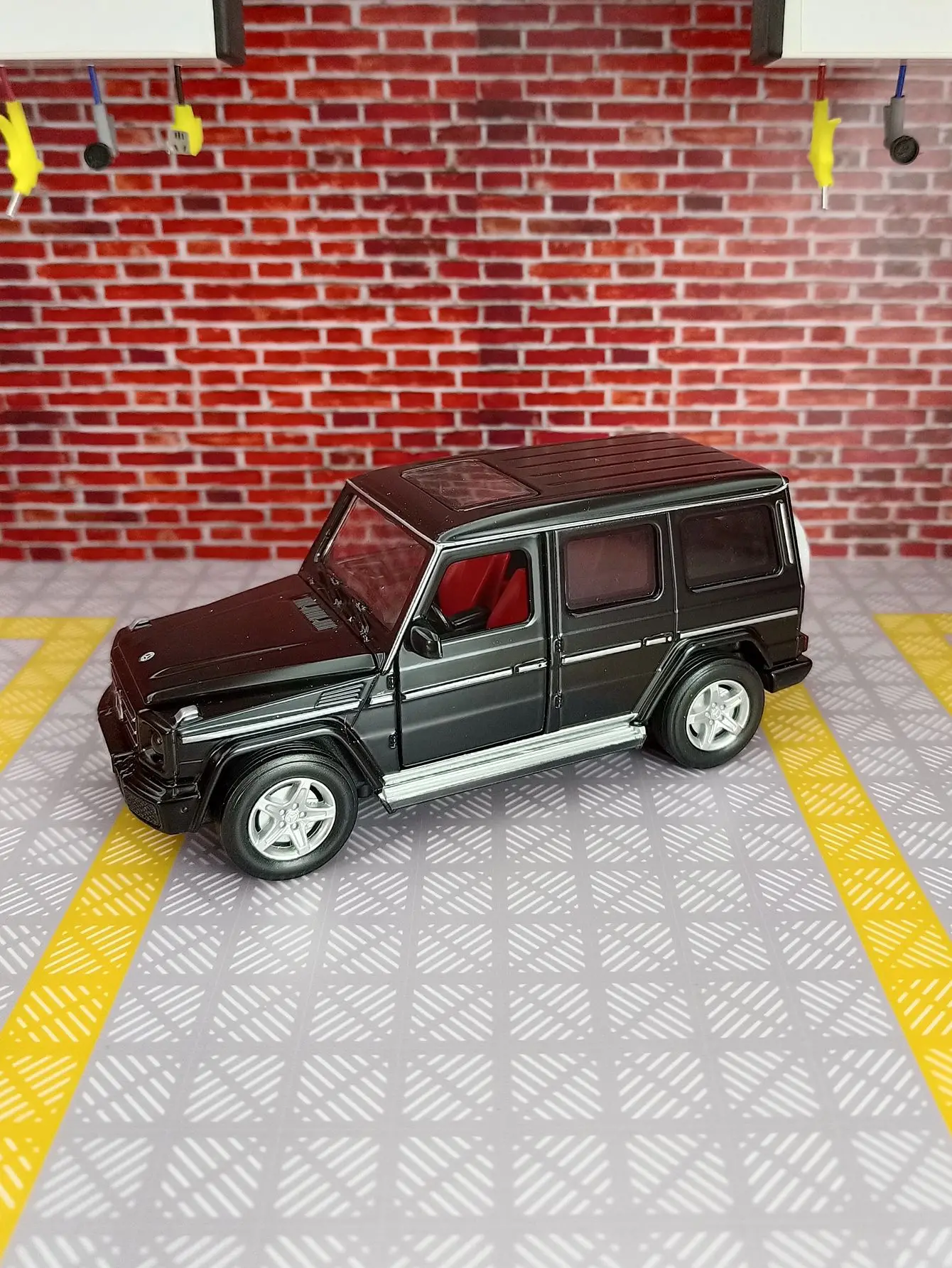 

1:32 Mercedes-Benz G350d alloy car model ornaments doors can open children's pull-back toys fine workmanship and good quality