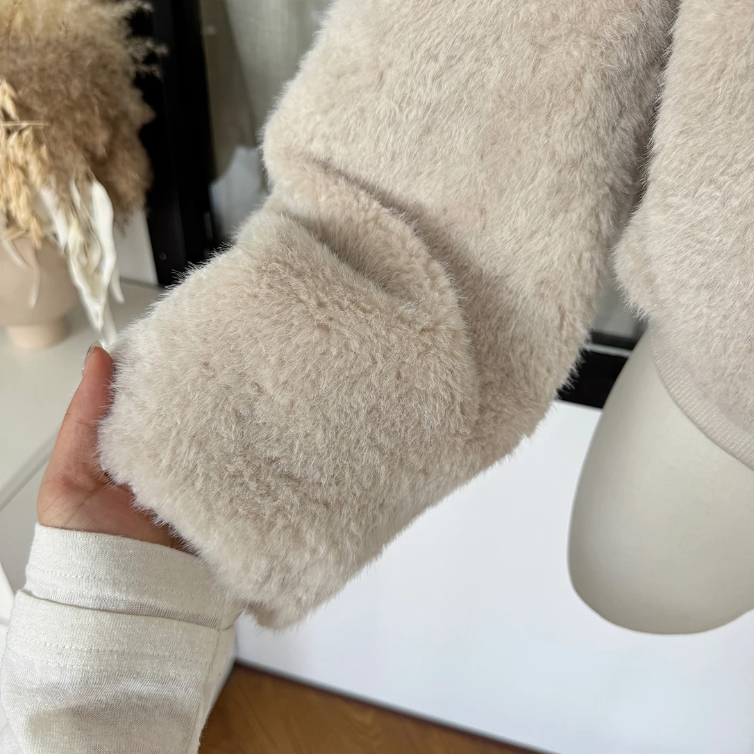 เสื้อแจ็คเก็ตขนเฟอร์เทียมแขนยาวสำหรับผู้หญิง สไตล์หรูหราสำหรับฤดูใบไม้ร่วงและฤดูหนาว  แบบมีซิป  คอปกพับได้  สไตล์สตรีทแวร์  นุ่มฟู  สำหรับใส่เป็นเสื้อนอก