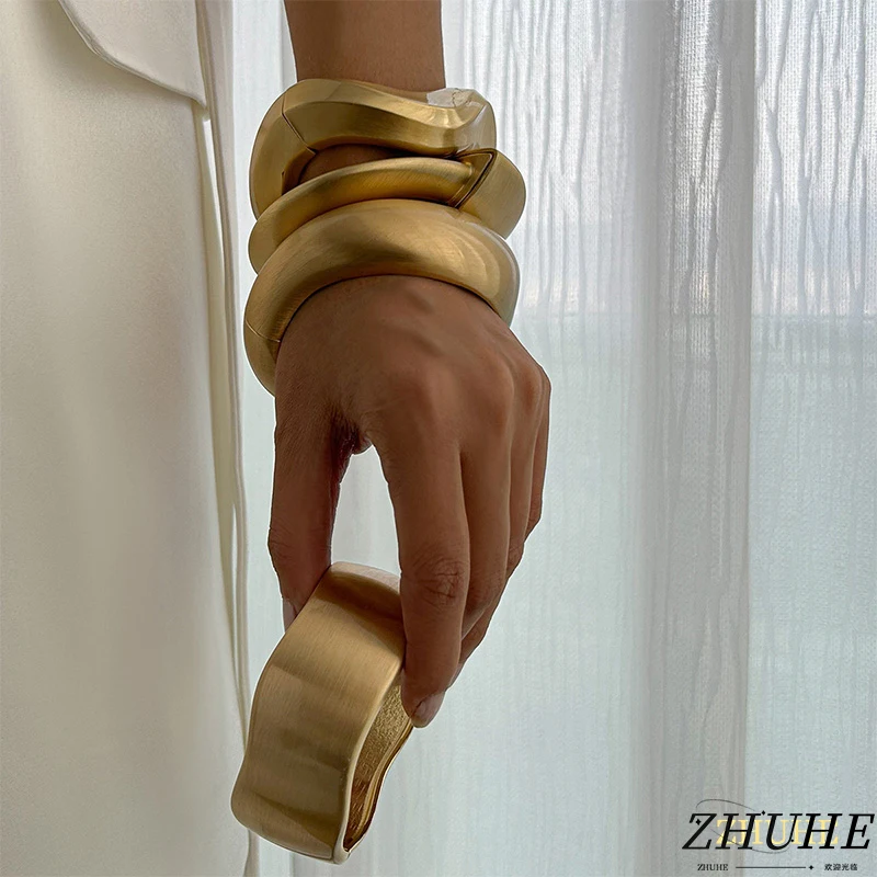 

The Geometric Wide Bracelet, With Its Retro Punk Style And Niche Design, Is A Fashionable Accessory For Women's Carnival Jewelry