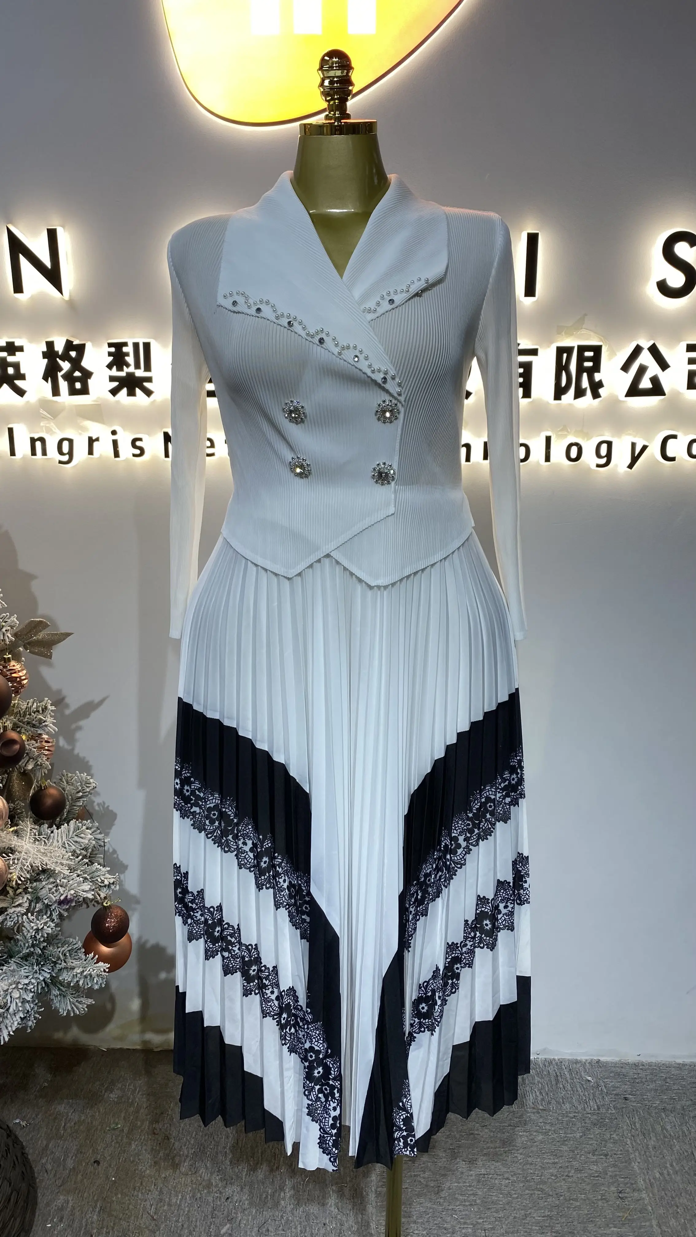 

Elegant and stylish European-style V-neck long printed pleated dress, plus size polyester fabric.-GZXX610