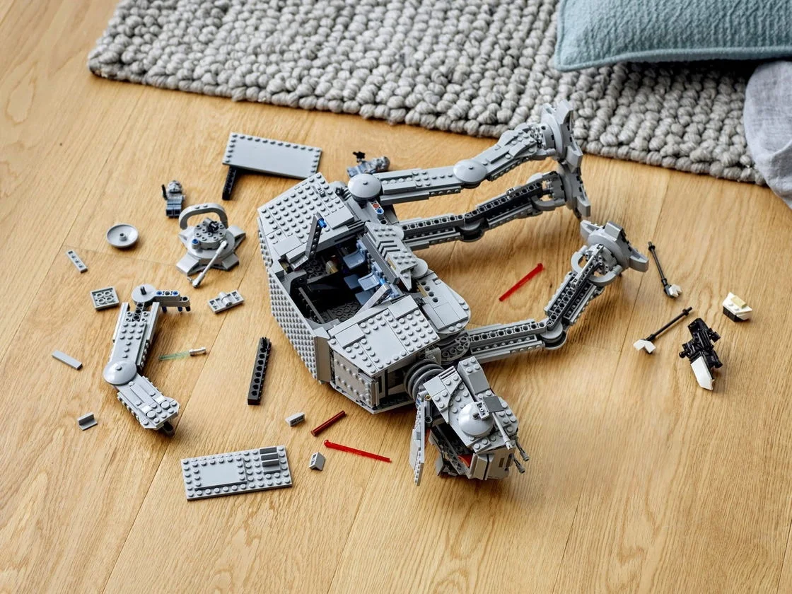

The new At-At walking machine razor crown spaceship assembly building blocks educational toys