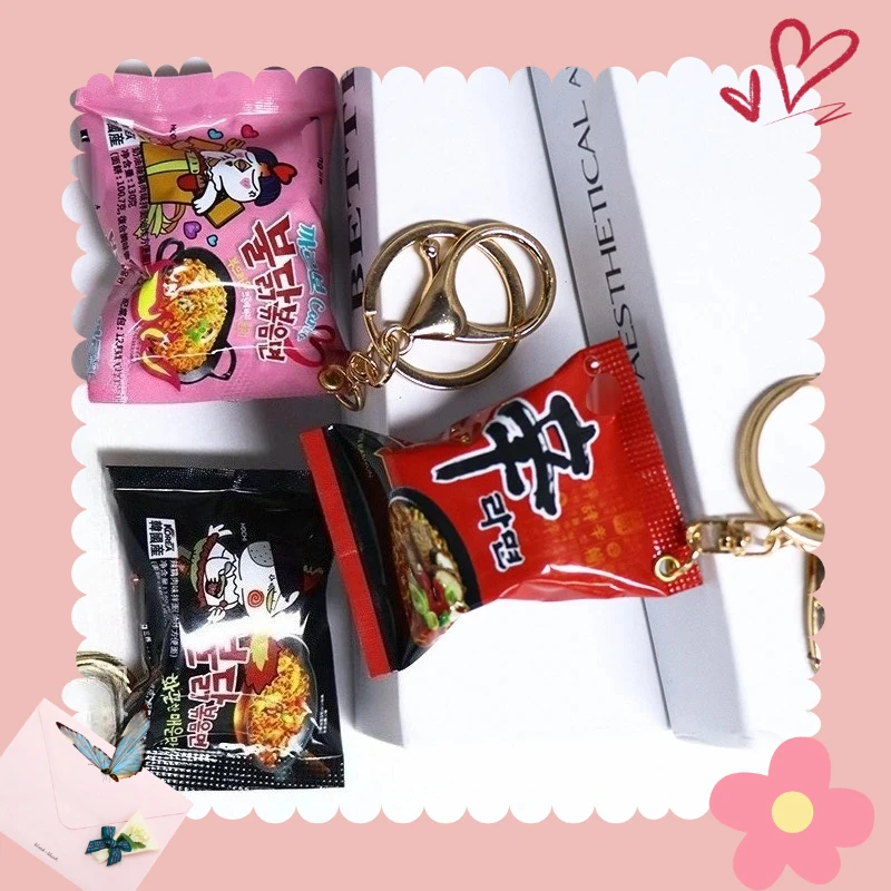 LLavero de fideos picantes de estilo coreano, juguete de comida de imitación realista Samyang Ramen, colgante en miniatura, bonito regalo para amantes de los alimentos