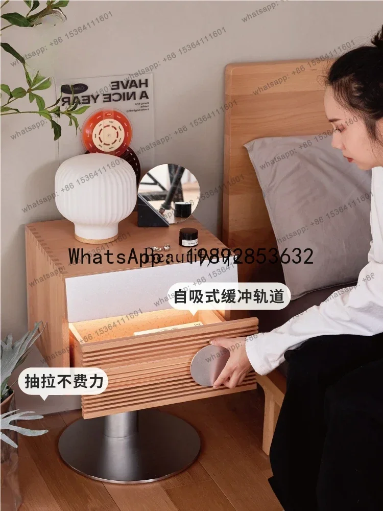 無垢材のベッドサイドキャビネット モダンなミニマリストのベッドサイド収納キャビネット 小さなアパートの多機能寝室キャビネット