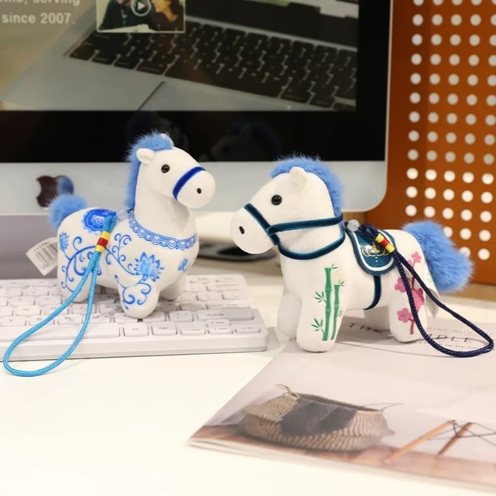 ตุ๊กตาสัตว์ยัดไส้รูปม้าแบบใหม่ ของตกแต่งแขวนผนัง ตุ๊กตาม้าโพนี่นุ่ม ขนาด 12 ซม. ของขวัญพวงกุญแจม้าโพนี่ตุ๊กตาสัตว์ยัดไส้รูปม้าประจำปีม้า