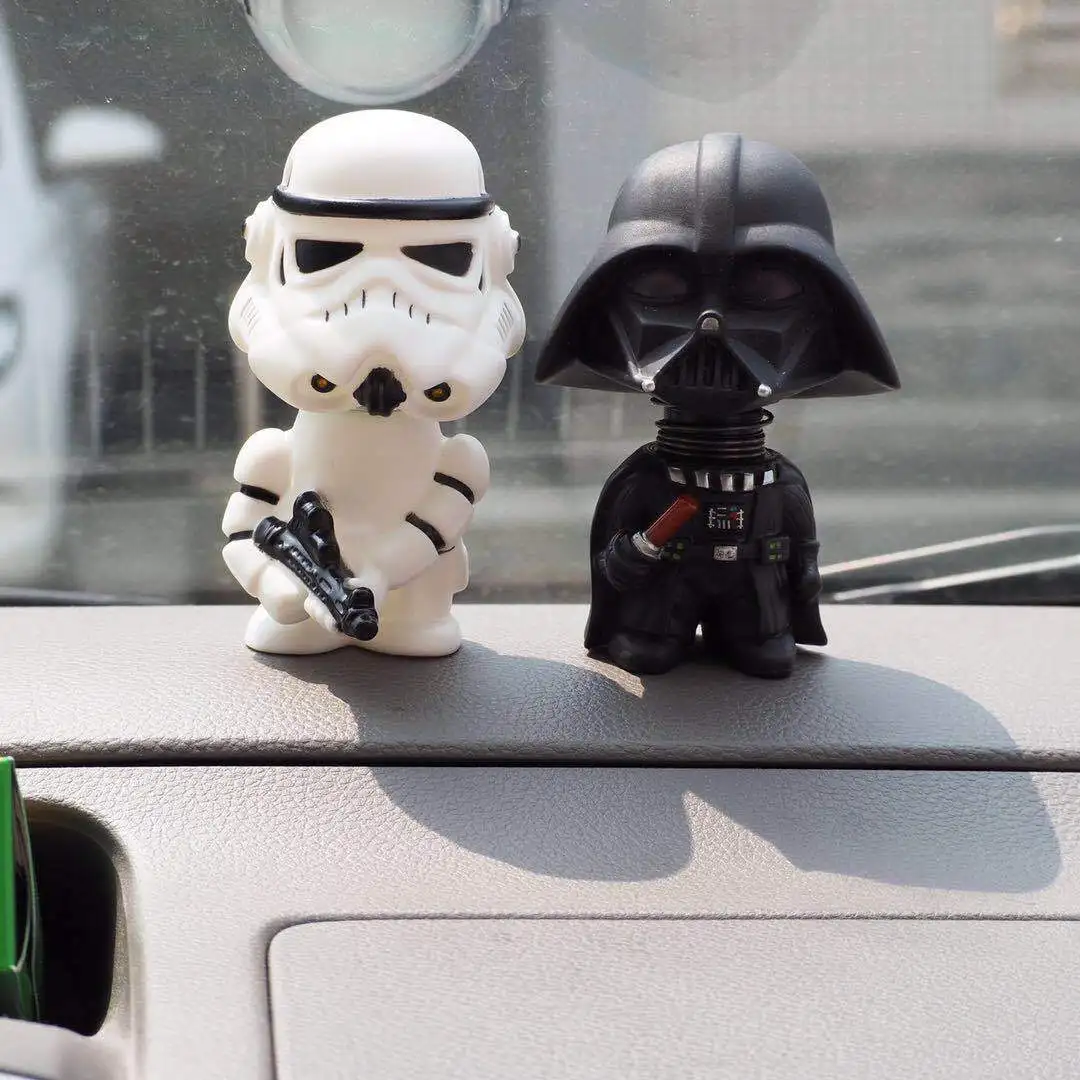 Producto de coche creativo de dibujos animados, Guerrero blanco y negro, 2 estilos, muñecas de cabeza batida, muñeca de Star Wars, modelo de decoración de coche, regalo para fanáticos