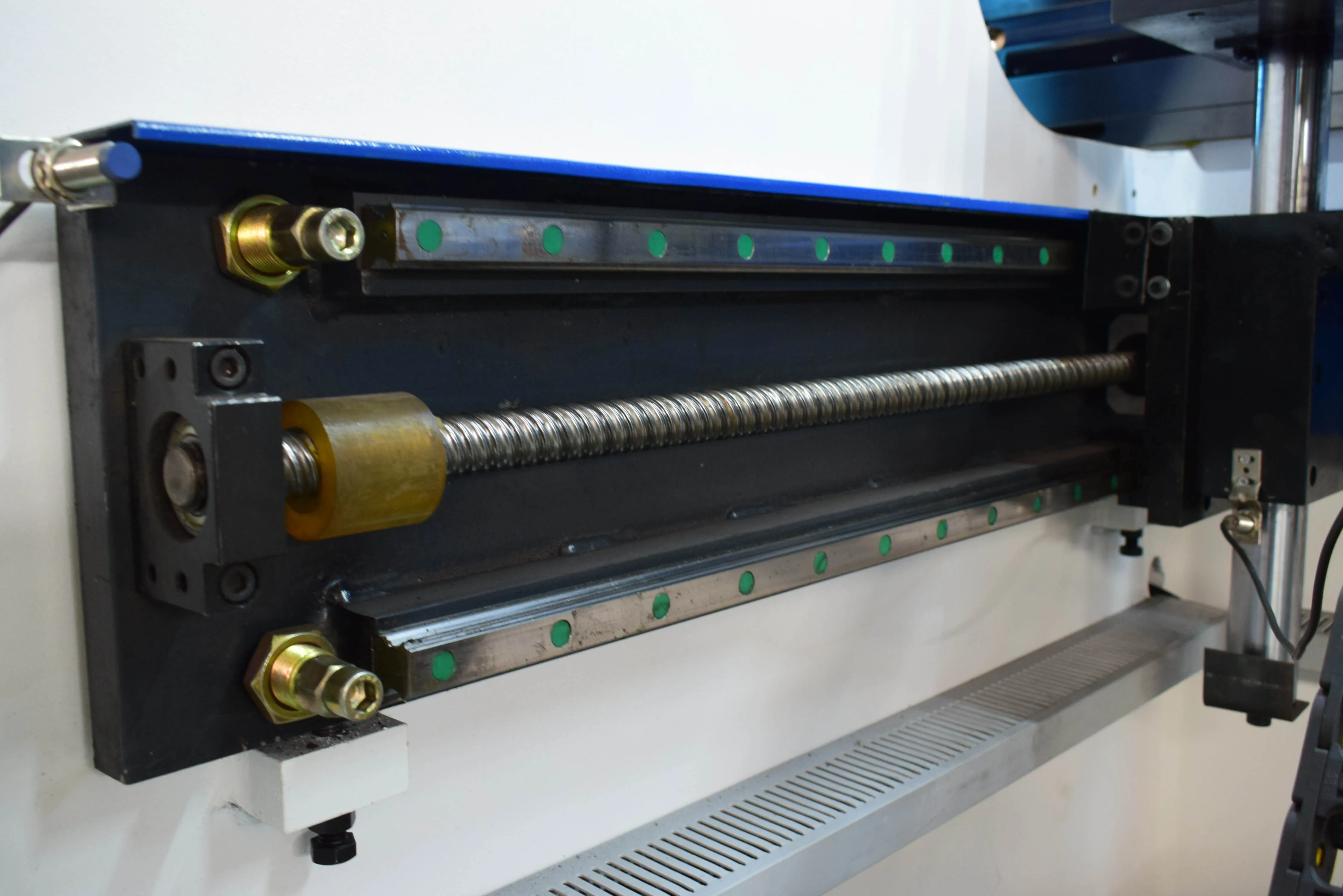 فرامل الضغط الهيدروليكي CNC 100T مع أدوات تحكم آلية لثني المعادن الدقيقة