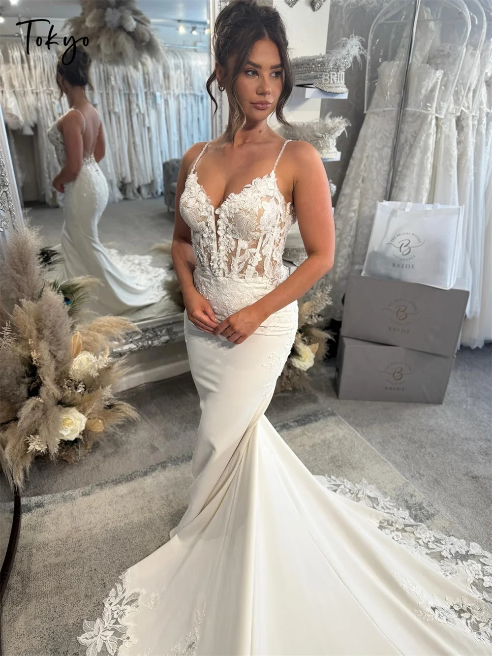 Suknie ślubne w stylu syreny z Tokio, białe, na ramiączkach spaghetti, bez rękawów, z odkrytymi plecami, trenem typu court, kolekcja 2025.