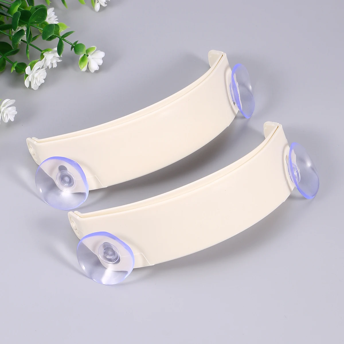 

2pcs Trash Bag Holder Beige Plastic Strong Suction Kitchen Cabinet Lightweight Portable Garbage Sucker Clip Rubbish Rack