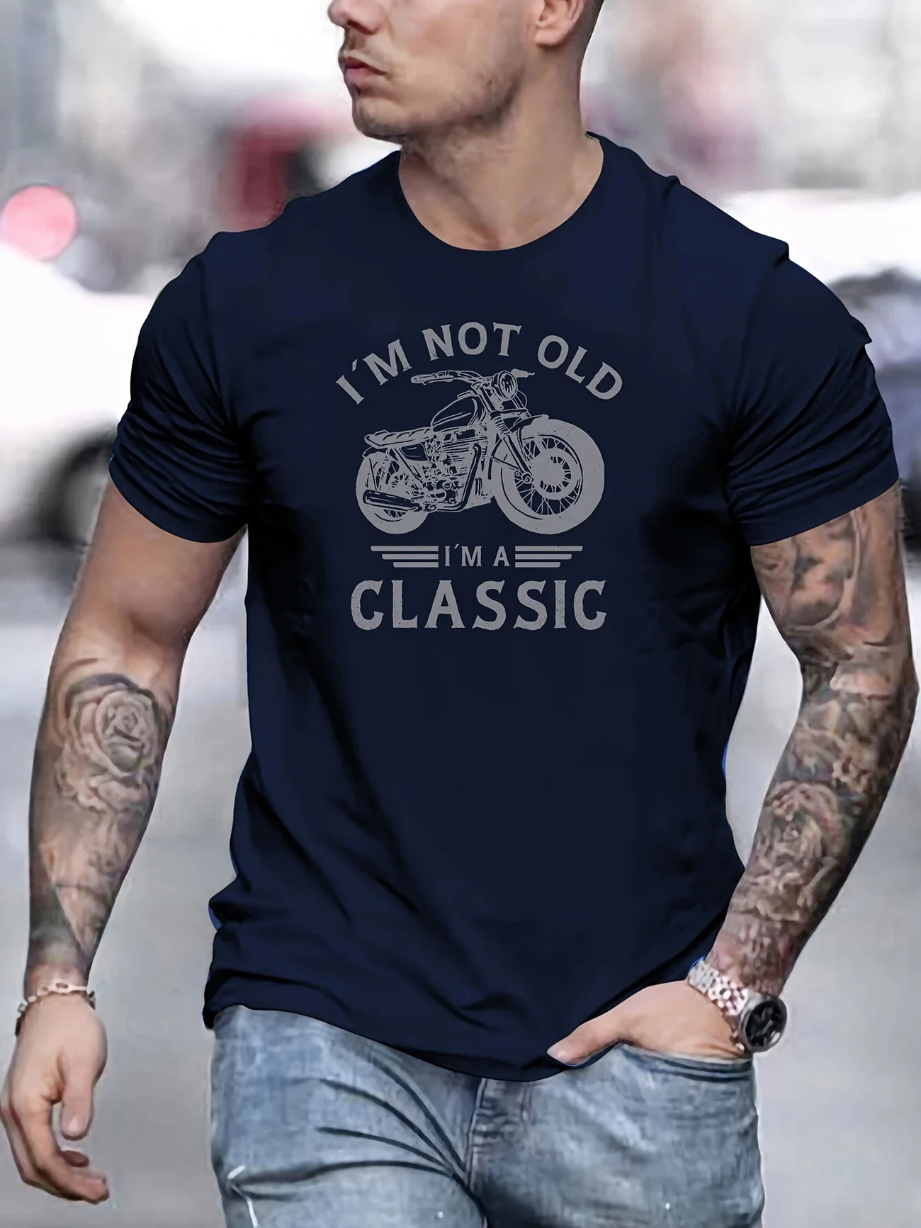 Sommerliches, lässiges Herren-T-Shirt im Retro-Motorrad-Stil mit dem Aufdruck „Ich bin nicht alt, ich bin klassisch“, kurzärmelig, mit Rundhalsausschnitt, Vatertags-Geschenk – Detail 6
