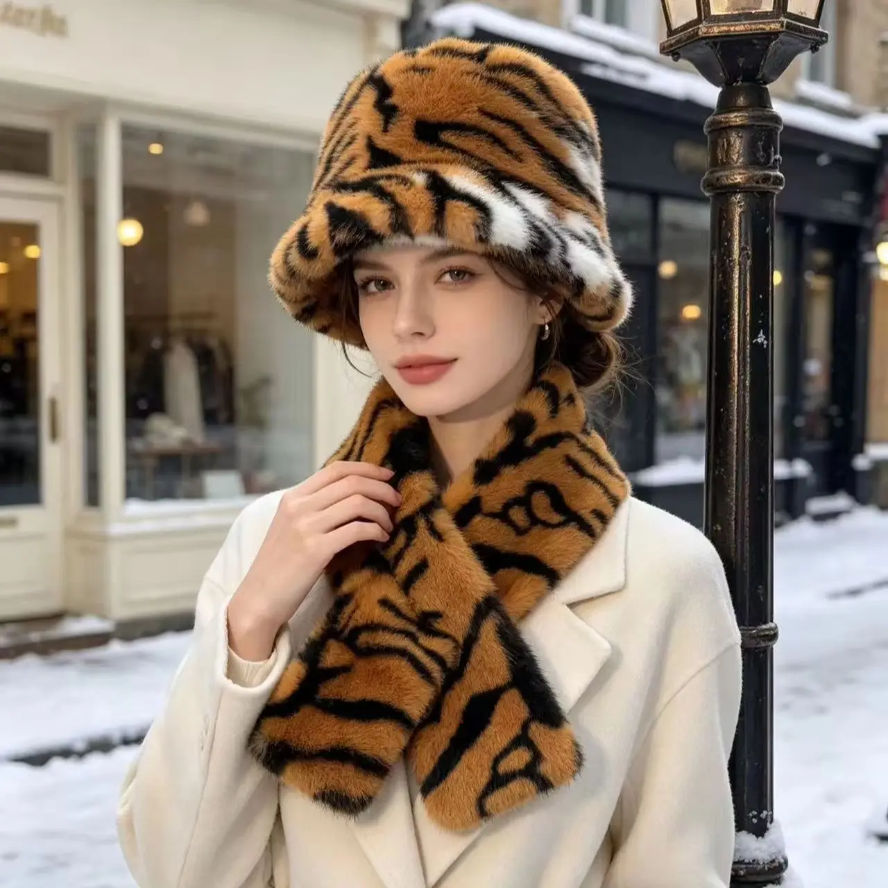 Women's Winter Tiger Print Plush Accessory Set, Thick and Warm Fisherman's Hat Paired with a Matching Color Cross Scarf, Windproof and Cold-Resistant Women's Head and Neck Accessories, Outdoor Casual Wear.