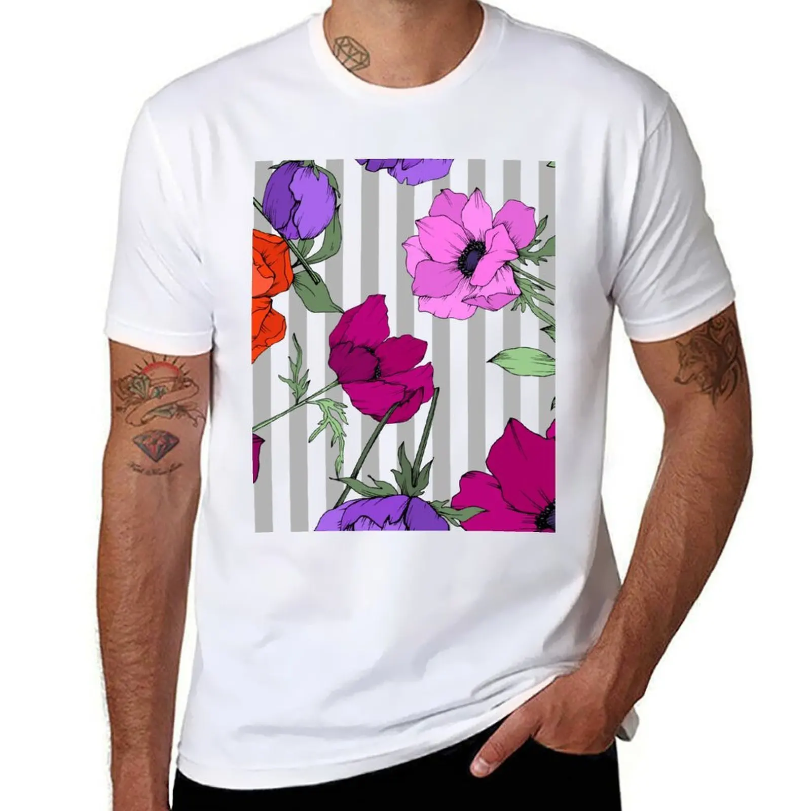 Футболка с красными и фиолетовыми анемонами, графический дизайн