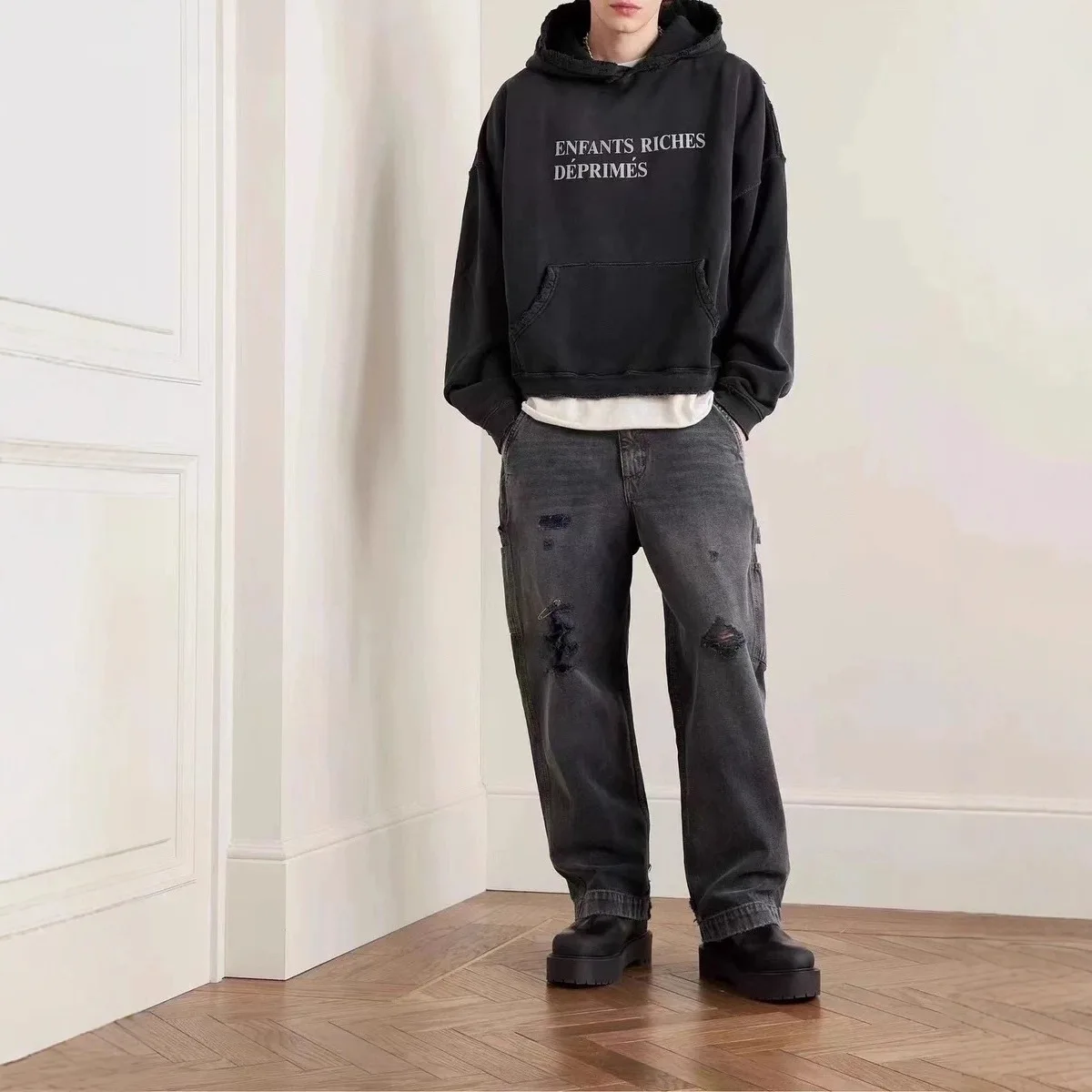 

Джинсы прямого кроя в уличном стиле, сильно потертые, с эффектом кровавых пятен, с вырезами и окрашиванием, повседневные, свободного кроя, из денима