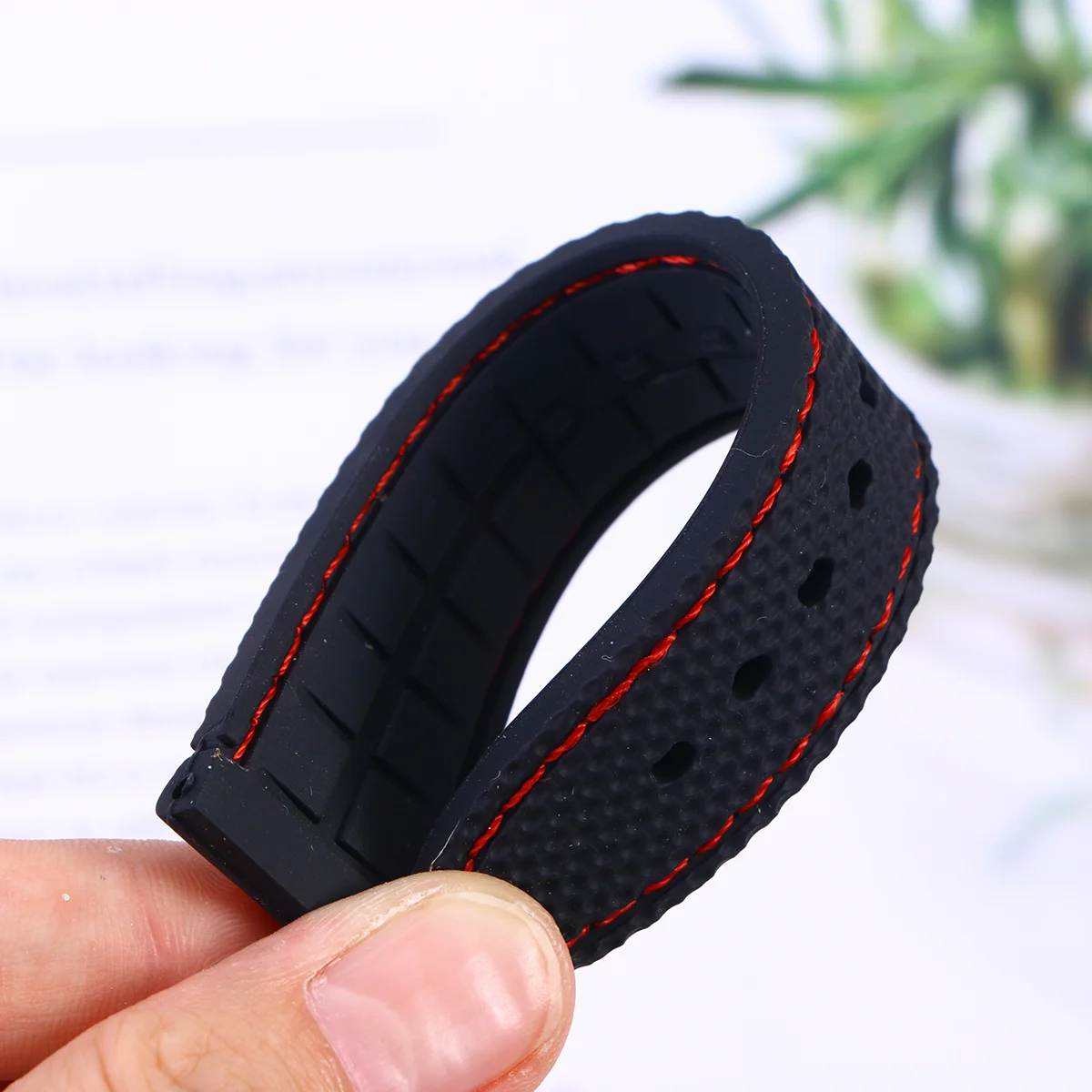 

Watch Strap Waterproof Durable Silicone Watch Band Breathable Watch Wristband for Replacement 24mm (Black with )