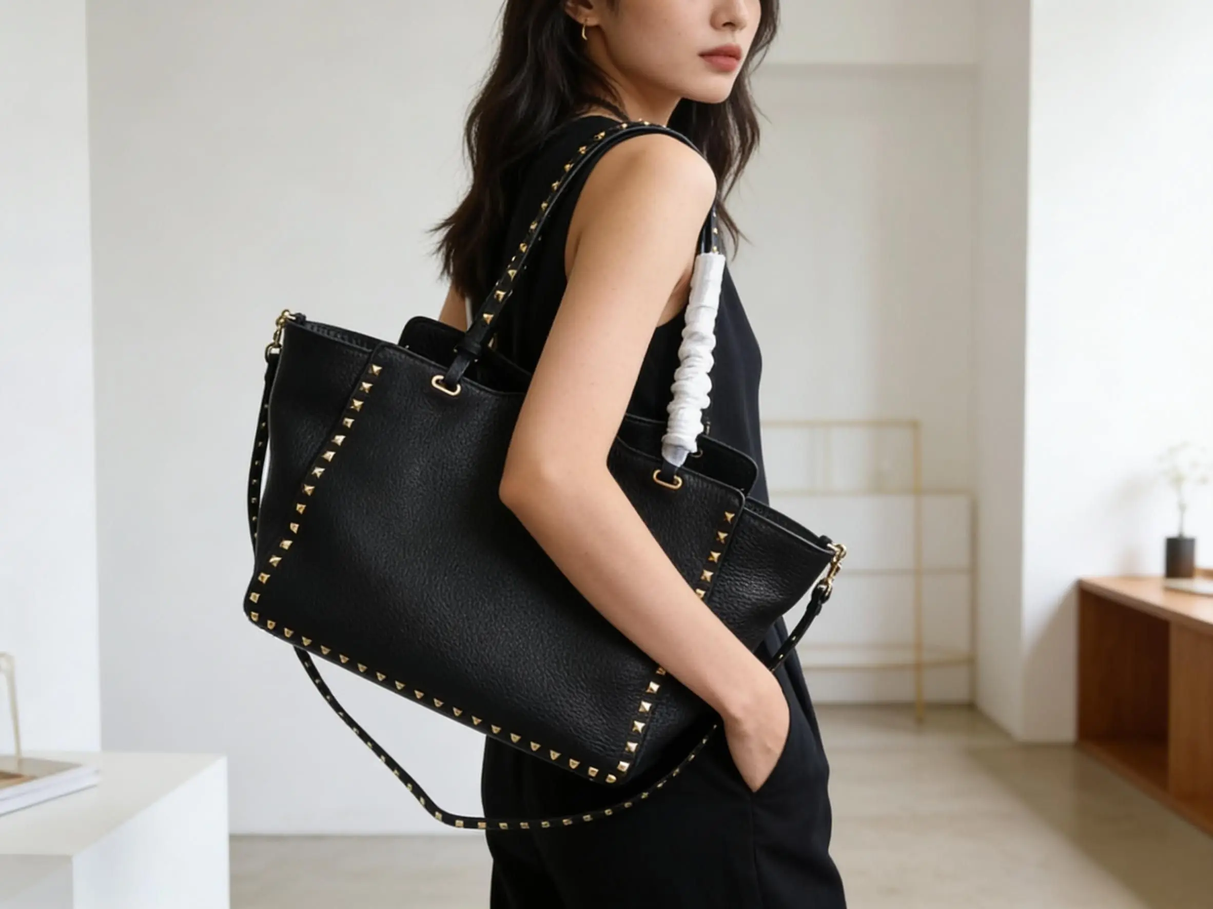 

Women's Large Capacity Tote Bag Genuine Leather Rivet Decorated Shoulder Handbag High Quality Women's luxury handbags