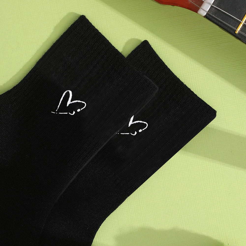 2 Pairs Embroidered Medium Length Socks Women\'s Autumn Fashion Love Fresh Sweat Absorbing Breathable Black White Girl Socks