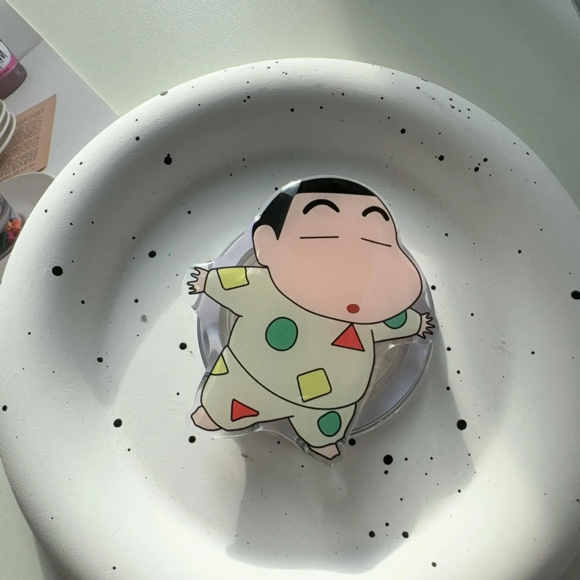 حامل هاتف Kawaii Crayon Shinchan MagSafe حامل أنيمي مغناطيسي لهاتف IPhone 15/16 Pro حامل سطح المكتب كسول كرتوني لطيف (2024)