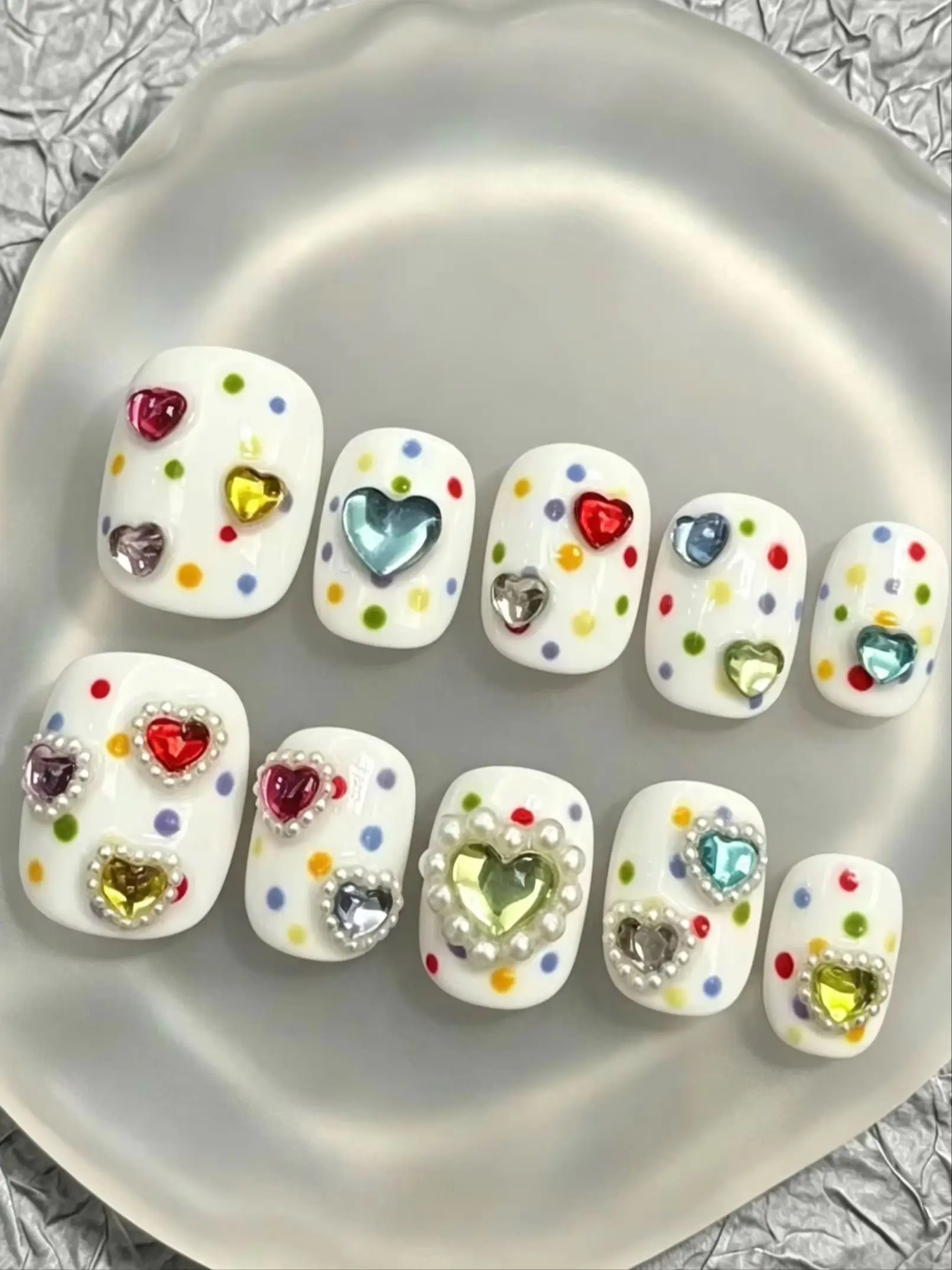 10-Piece Set of Energetic Girl Nail Art, Milky White Colorful Polka Dots, 3D Colorful Rhinestones, Heart-Shaped Sweet and Cool Niche Detachable Wearable Nails