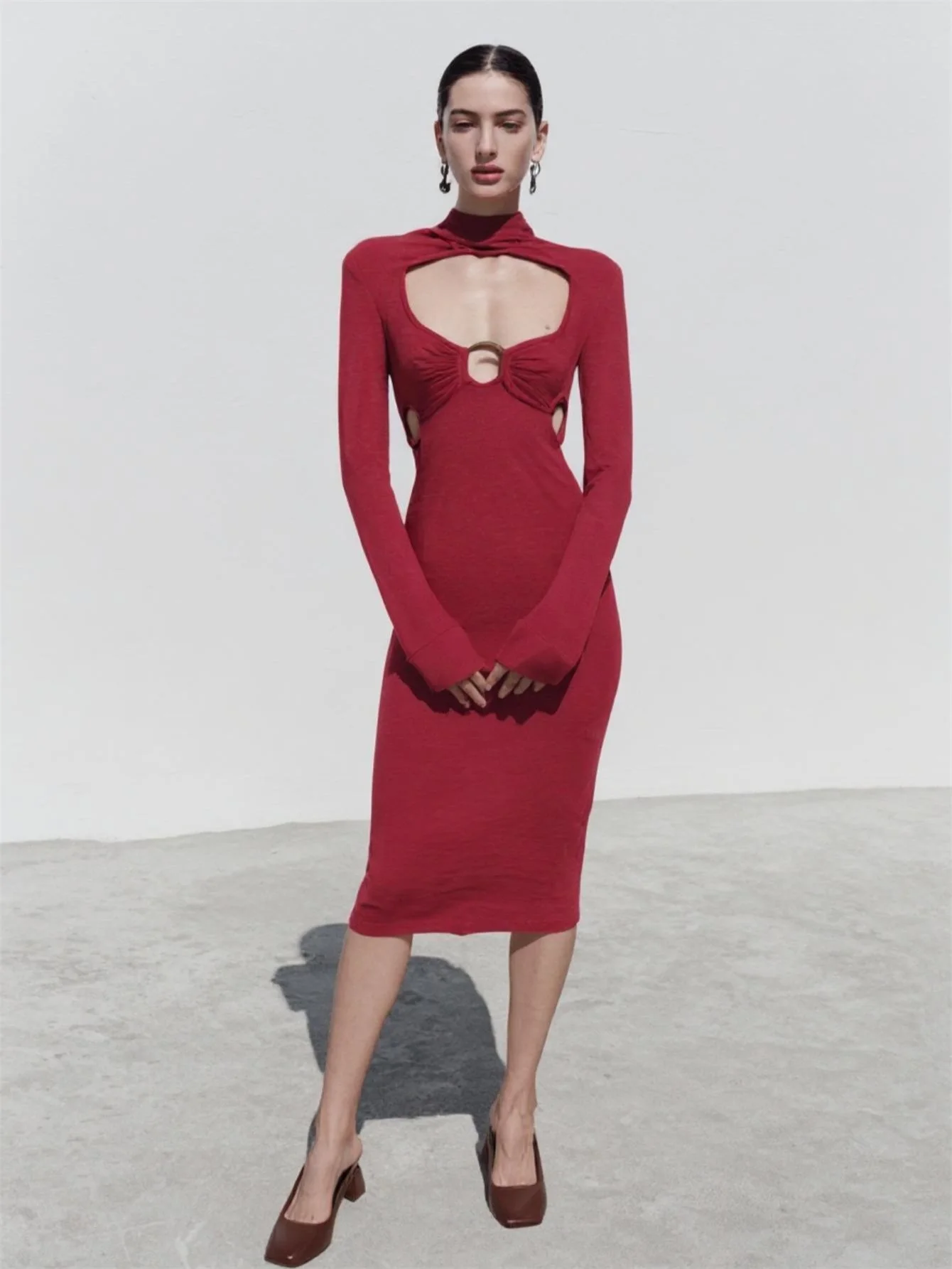 الصلبة اللون طويلة الأكمام انقطاع العنق اللباس الخريف الحد الأدنى شيك حلقة معدنية لهجة المرأة أزياء اللباس