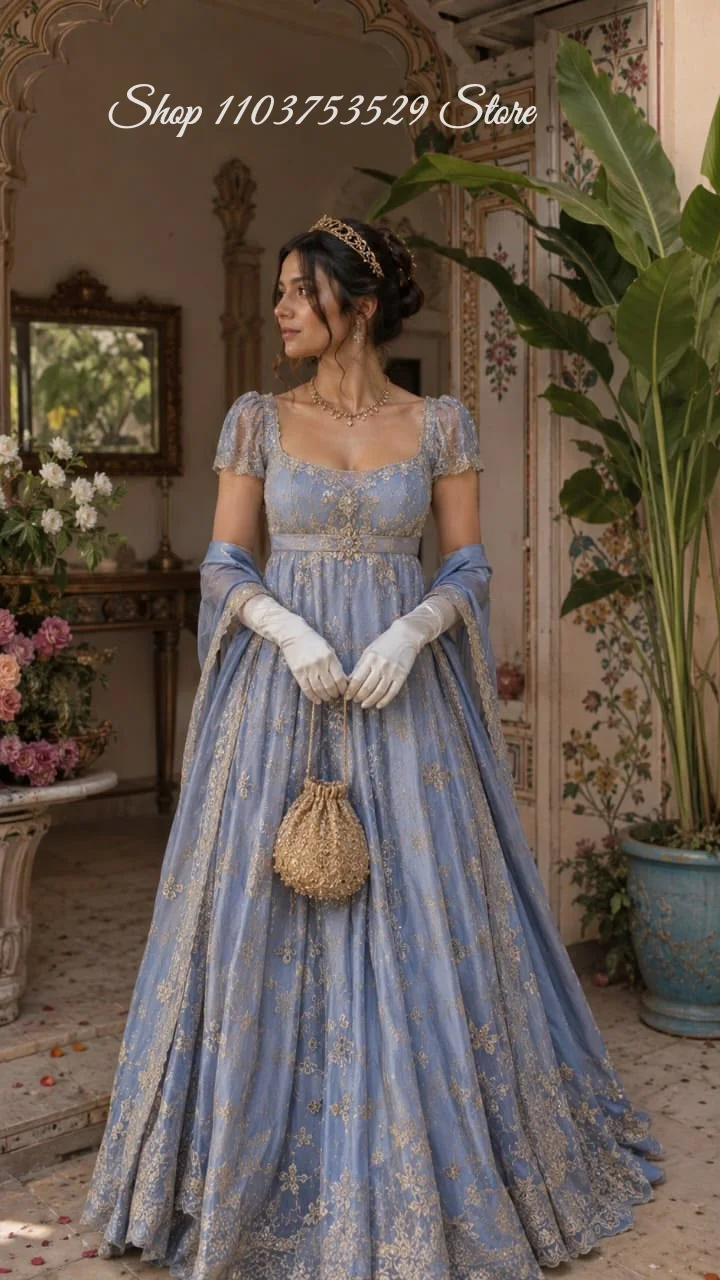 Maßgeschneidertes, staubblauem Abendkleid im Regency-Stil mit goldenen Stickereien, quadratischem Ausschnitt, kurzen Ärmeln und einem langen Tüllrock, inklusive Schal, für Hochzeitsfeiern.