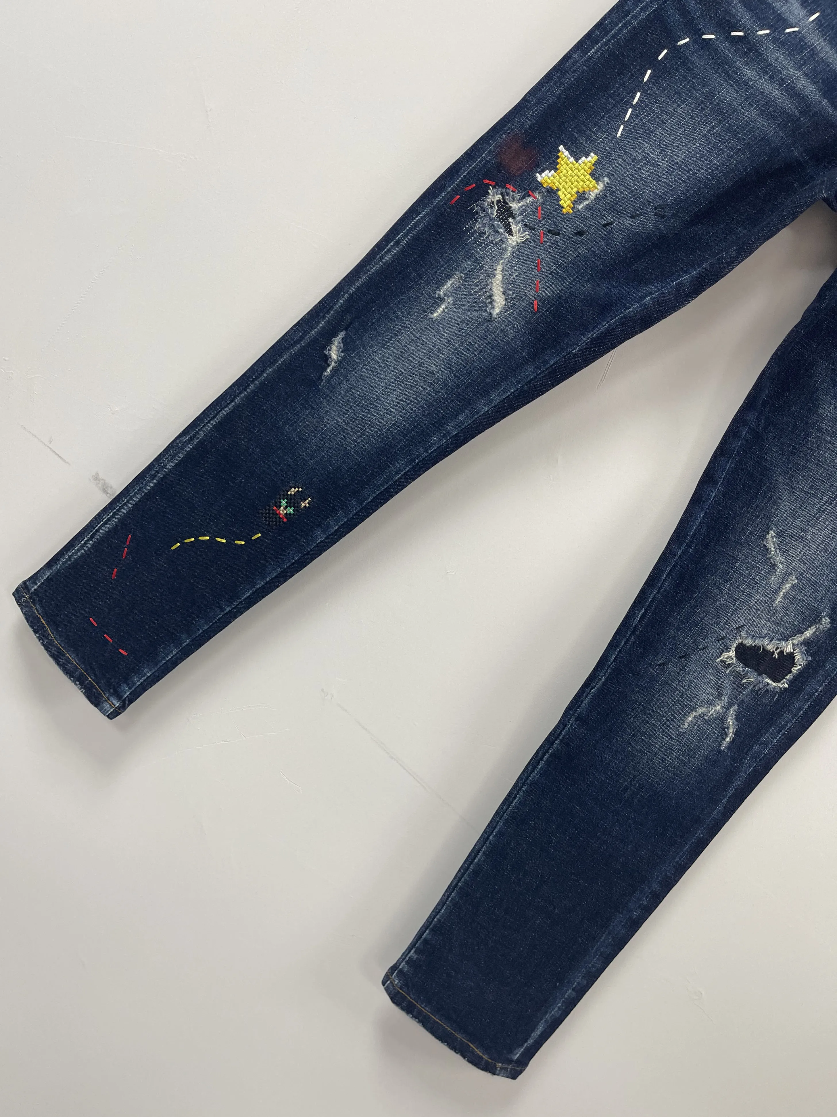 2024 Spring/Summer New Water Wash Worn Hole Patch Paint 3D Cutting Small Feet D2 Jeans for Men