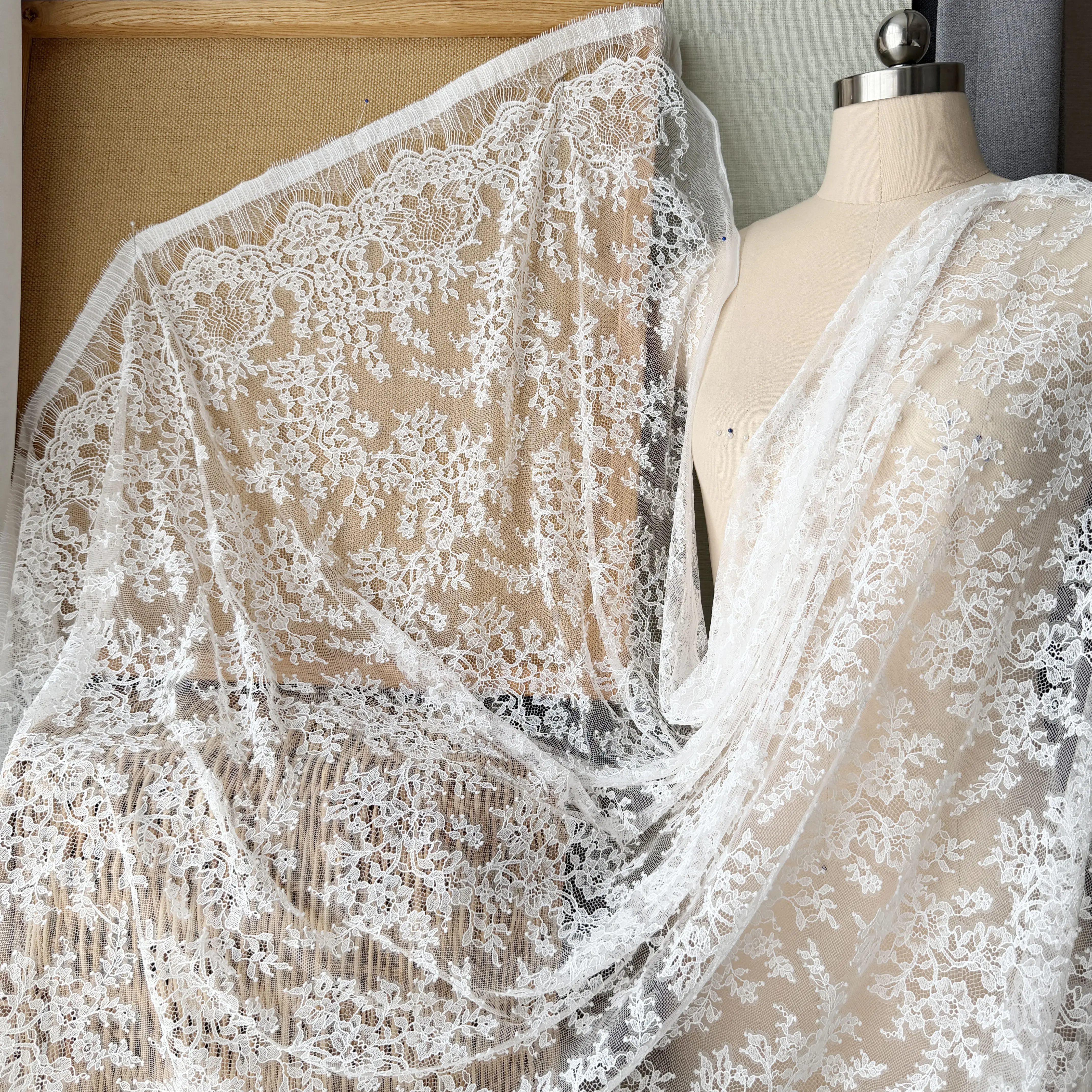 3 Meter Weißer Dünner Tüll Weicher Wimpern-Spitzenstoff. Luxuriöse Abendkleider Französische Spitze. Fortschrittliche Anpassungsfähigkeit Braut-Hochzeitsstoff – Detail 3