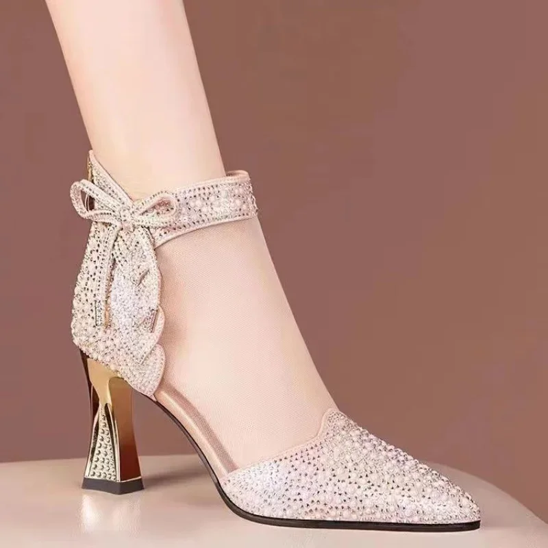 

Женские модные блестящие ботинки со стразами и бантом, модный дизайн 2025, элегантная банкетная обувь на массивном каблуке с острым носком