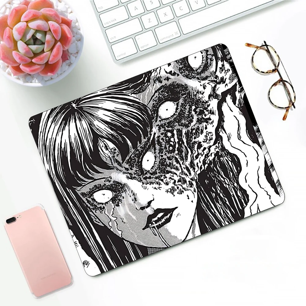 Alfombrilla de ratón para juegos Junji Ito Tomie Kawakami, alfombrilla de ratón pequeña XS para PC, decoración de escritorio, alfombrilla de ratón de oficina, alfombra de escritorio