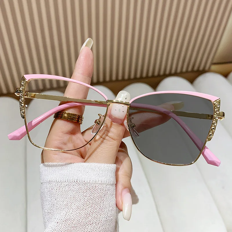 Fashion Cat Eye Anti Blue Light Photochromic Glasses Women Vintage Triangle Metal Frame Color Change Eye Protection Spectacles