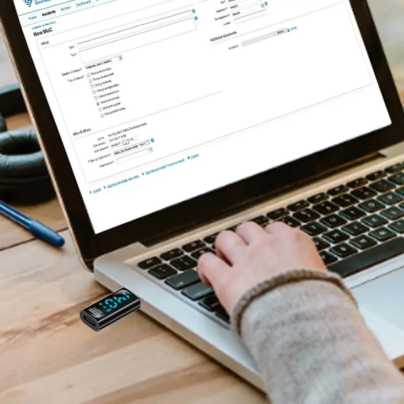 USB C Adapter With Digital Display 40Gbps LED Digital Display PD 140W Type-C Adapter Fast Charging Plug And Play USB C Extension