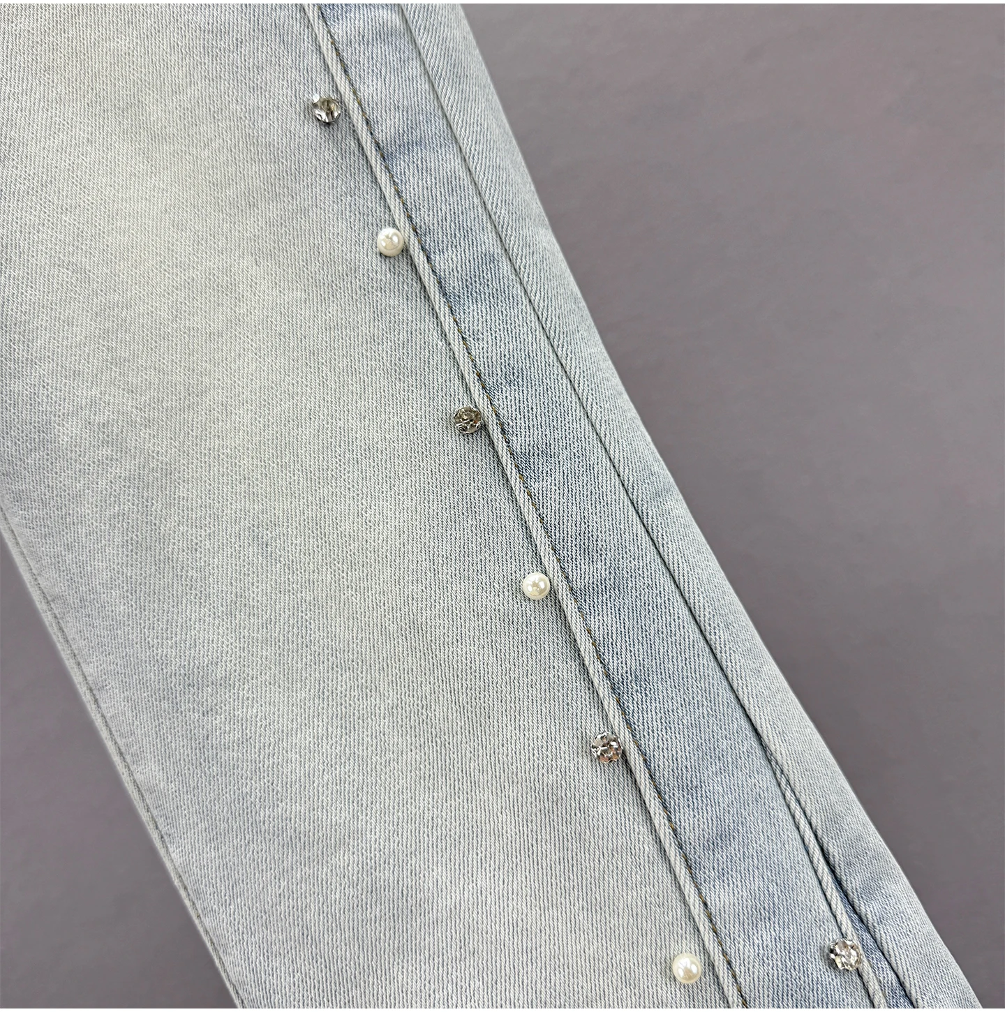 جينز متوهج من قماش الدنيم المصقول للنساء لخريف وشتاء 2025 سروال طويل جديد عالي الخصر بقصة ضيقة على الطراز الأوروبي مطرز بحجر الراين