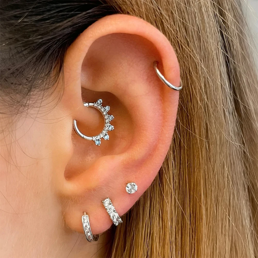 Aide 1PC 925 Sterling Silver Sparkling Blue Pink Cubic Zirconia Daith Piercing Hoops Kolczyki dla kobiet Kolczyk w kształcie korony