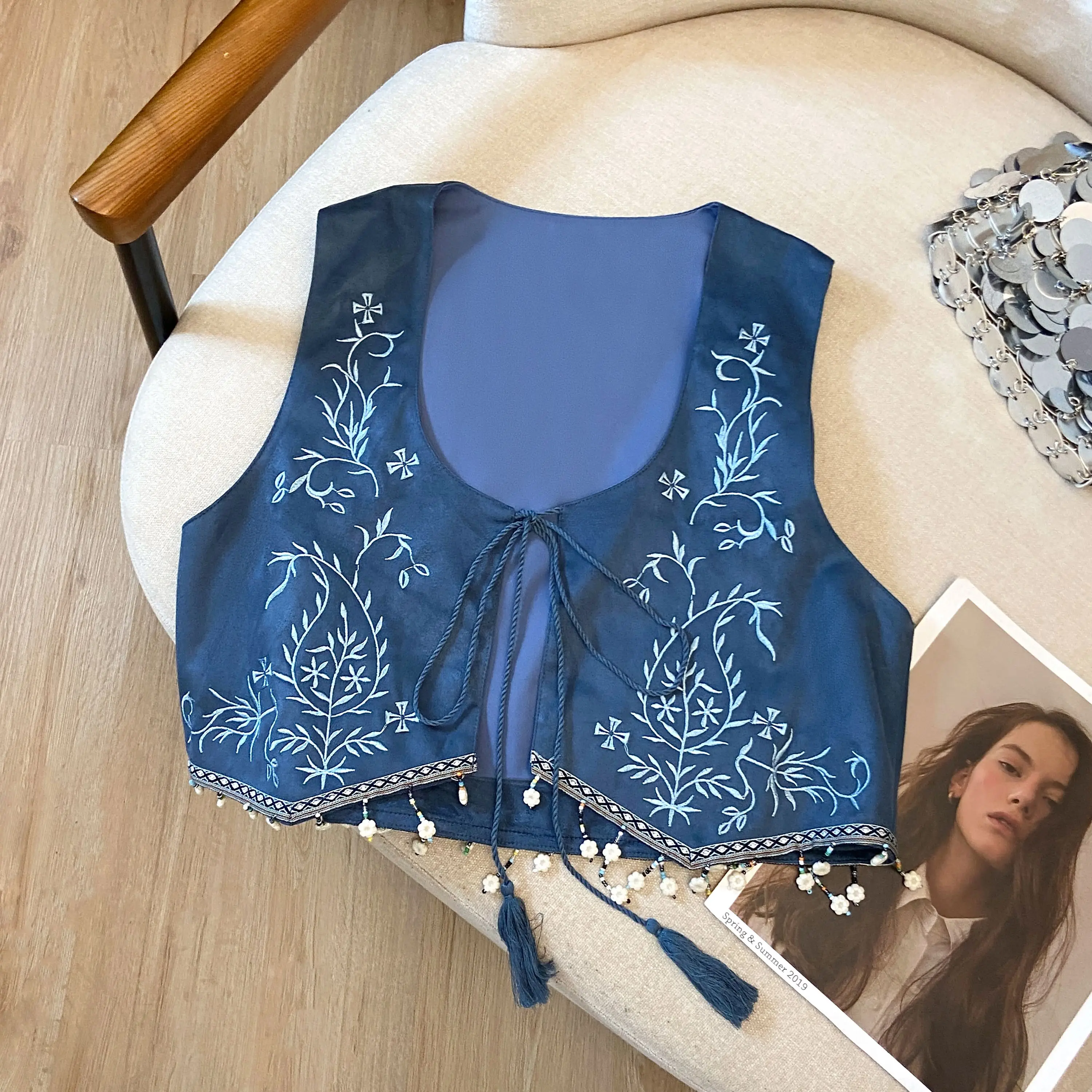 

Жилет из замши с тяжелой вышивкой и пуговицами на манжетах, праздничный короткий кардиган, китайский новогодний жилет с пайетками и бахромой, топ